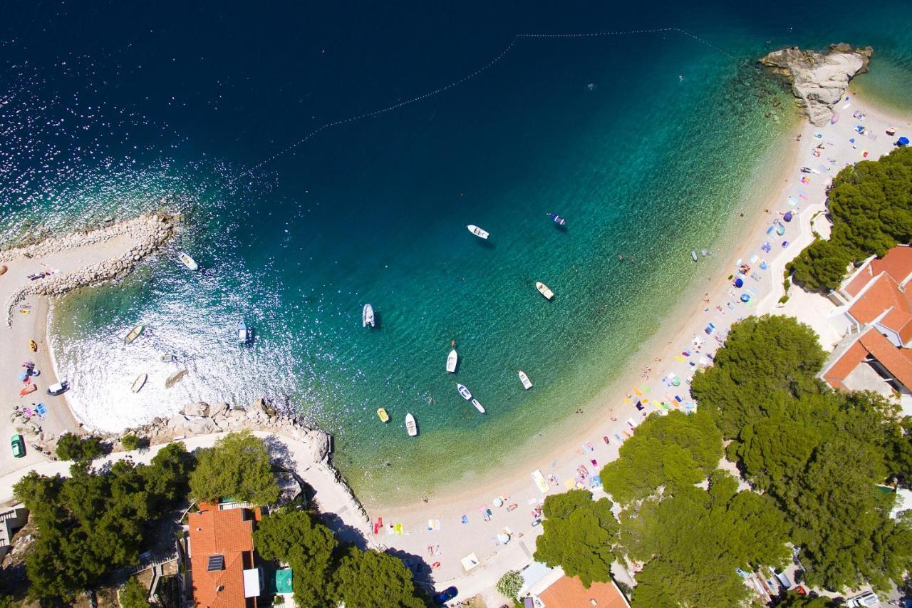 Apartments By The Sea Brela, Makarska - 16065 Kültér fotó