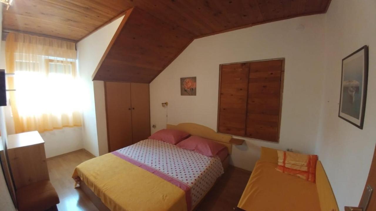 Apartments By The Sea Brela, Makarska - 16065 Kültér fotó