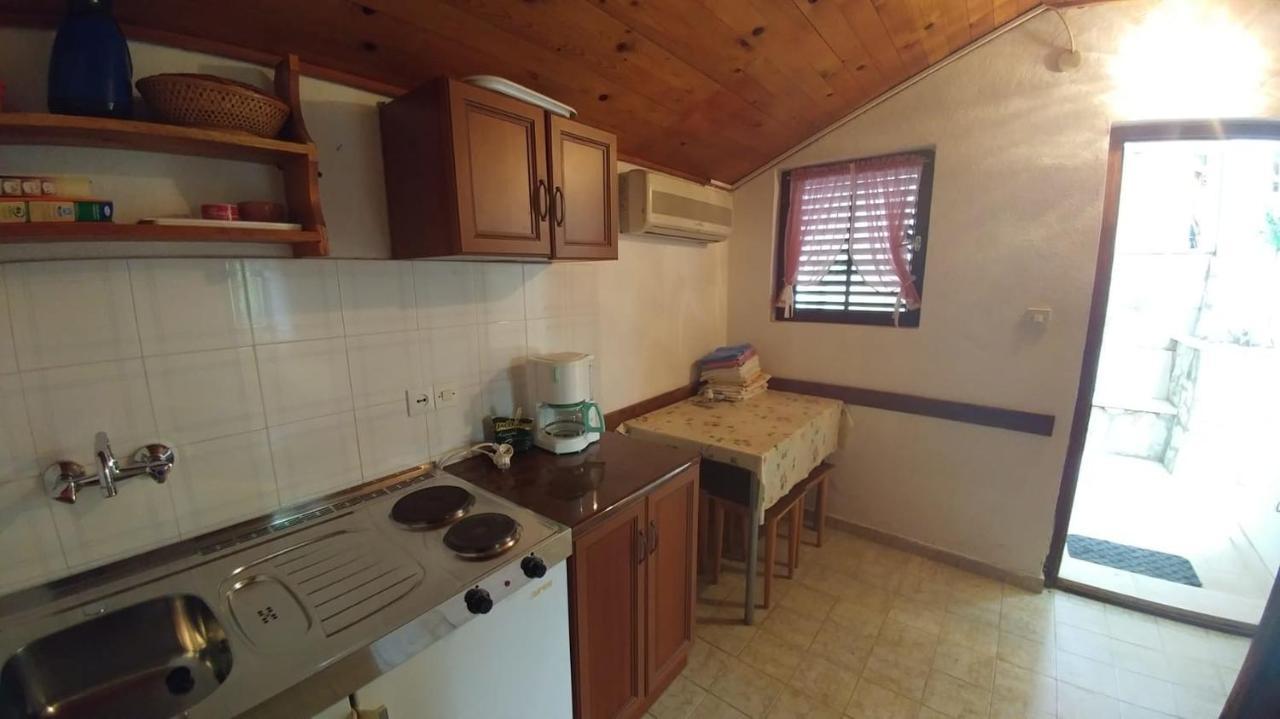 Apartments By The Sea Brela, Makarska - 16065 Kültér fotó
